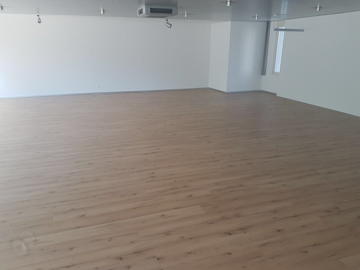 Meister LD 95 Laminatboden, Risseiche, grosse Diele, Ausstellungsraum in St. Gallen